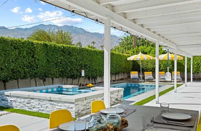 The Yellow Retreat - Exclusive Cozy Escape & Pool, The Yellow Retreat 5BED/Pool/Spa/Swim-Up Bar