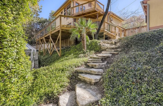 The Yellow Treehouse by the Lake - NO CLEANING FEES!