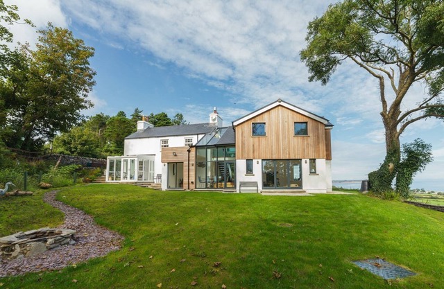Thie Spooyt is a large family holiday home enjoying magnificent views across the north of the Isle o