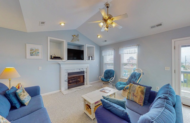 Third-row home near golf with beach access, W/D, deck, AC, hot tub