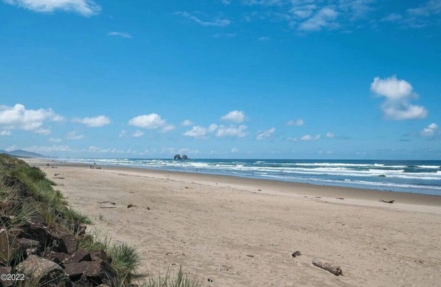 This apartment is a 1 bedroom(s), 1 bathrooms, located in Rockaway Beach, OR.