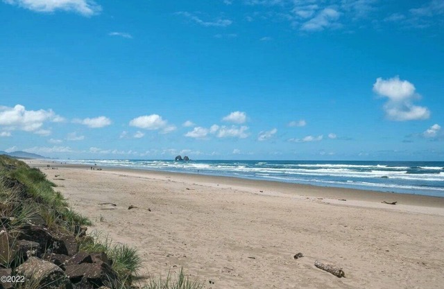 This apartment is a 1 bedroom(s), 1 bathrooms, located in Rockaway Beach, OR.