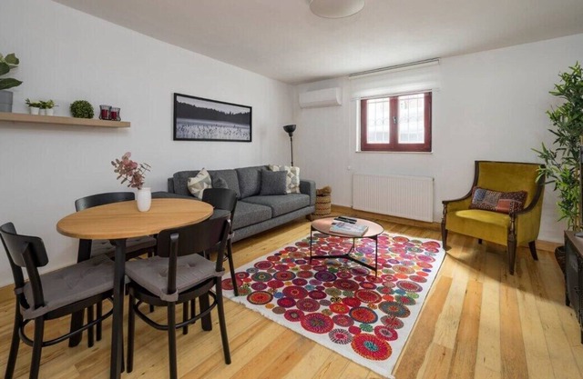 This apartment is a 2 bedroom(s), 1 bathrooms, located in Beşiktaş, İstanbul.