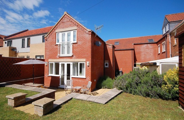 This attractive modern holiday home is an ideal place to come relax & unwind throughout the year