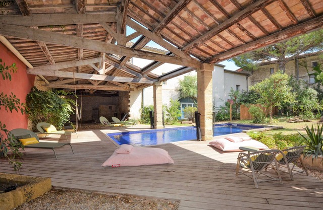 This beautiful vacation home with swimming pool welcomes you to Aigues-Vives.