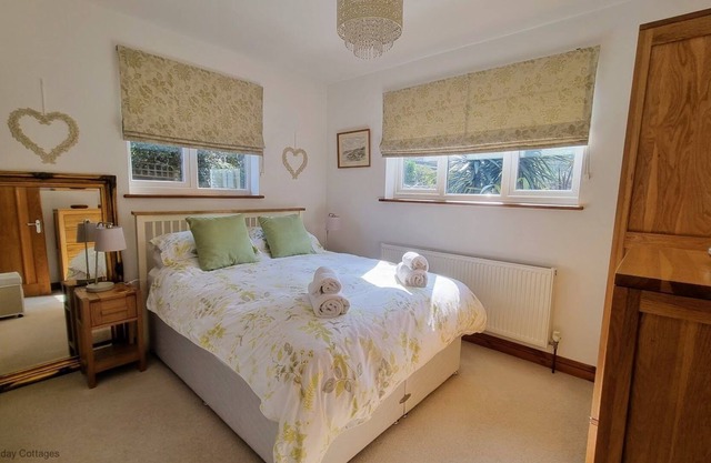 This beautifully furnished bungalow is situated in the peaceful surroundings of Top Common in East R