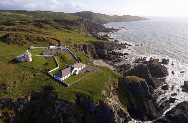 This cottage is part of the Bull Point Lighthouse site, just outside the pretty village of Mortehoe.