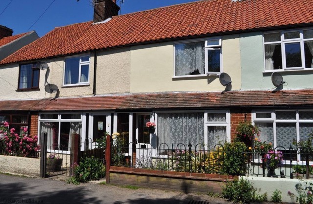 This delightful cottage located on Beeston Common, within walking distance of the town and beach