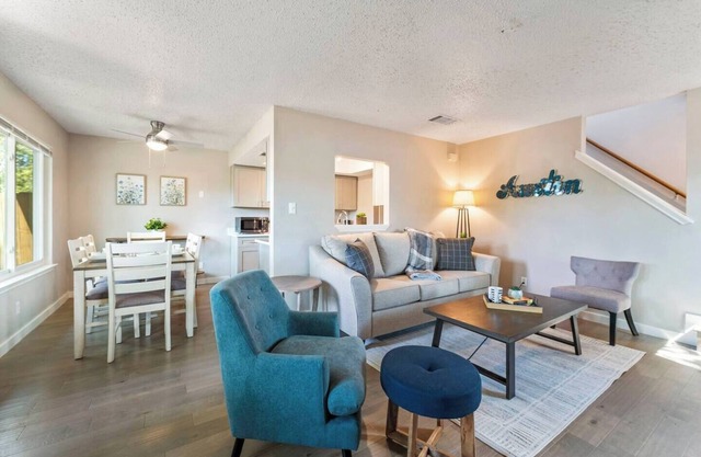 This duplex is a 2 bedroom(s), 2.5 bathrooms, located in Austin, TX.