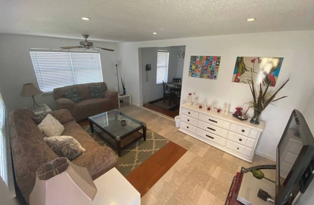 This duplex is a 1 bedroom(s), 1 bathrooms, located in New Smyrna Beach, FL.