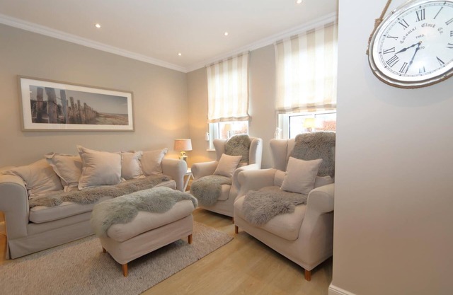 This exclusive vacation home on Sylt combines luxurious comfort with the tranquillity of an idyllic location. Nestled in the old town center of Westerland, it offers a perfect combination of modern design and traditional charm.