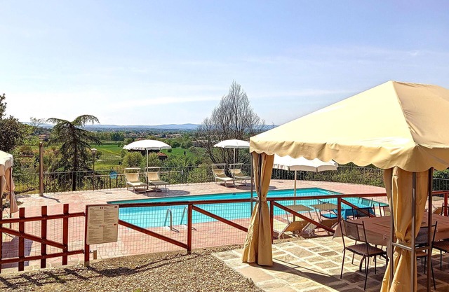 This former farmhouse is located on a small hill about 3 km from Castiglion Fiorentino.