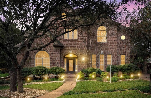 This guest house is a 1 bedroom(s), 1 bathrooms, located in Austin, TX.