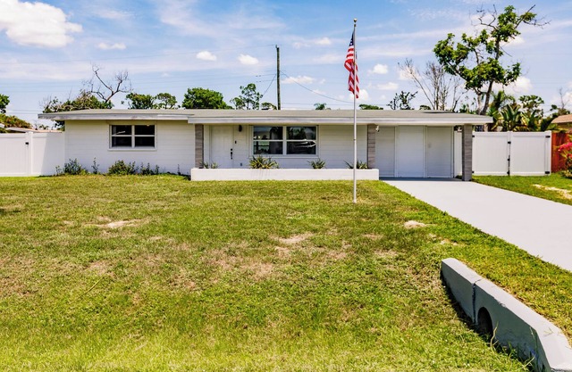 This home is in the heart of Fort Myers, placing you close to everything!