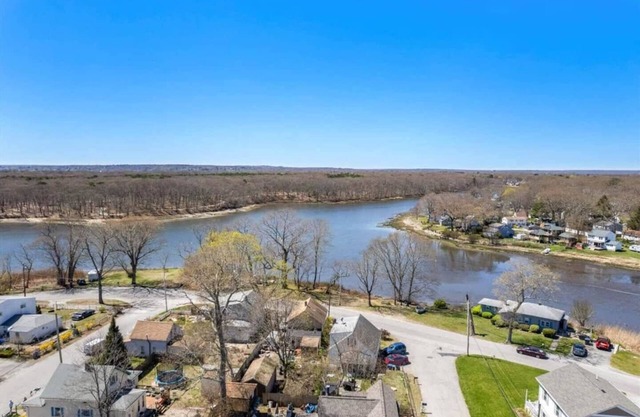 This house is a 1 bedroom(s), 1 bathrooms, located in Warwick, RI.