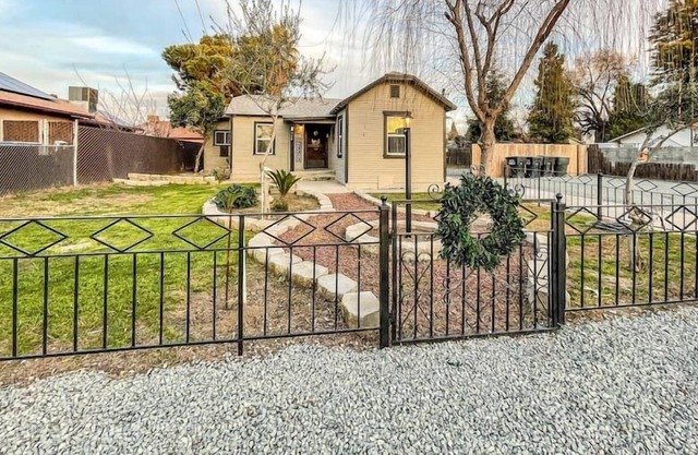 This house is a 3 bedroom(s), 1 bathrooms, located in Visalia, CA.