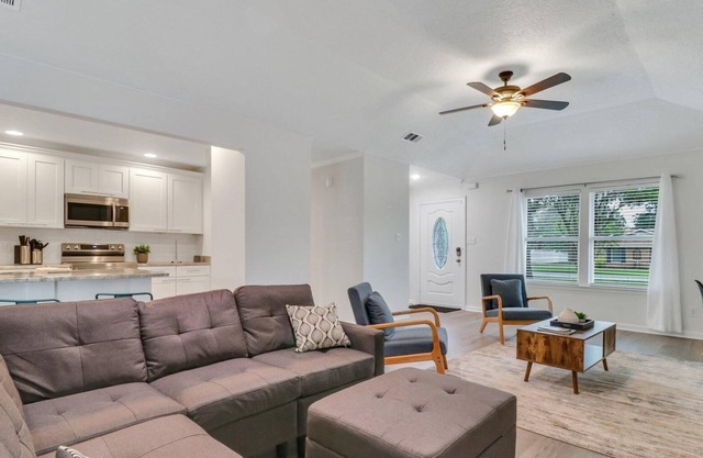 This house is a 4 bedroom(s), 2 bathrooms, located in Pooler, GA.