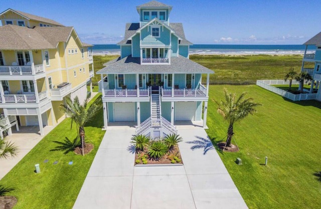 This house is a 5 bedroom(s), 5.5 bathrooms, located in Galveston, TX.