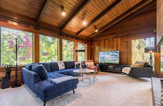 This house is a 5 bedroom(s), 3 bathrooms, located in Eugene, OR.