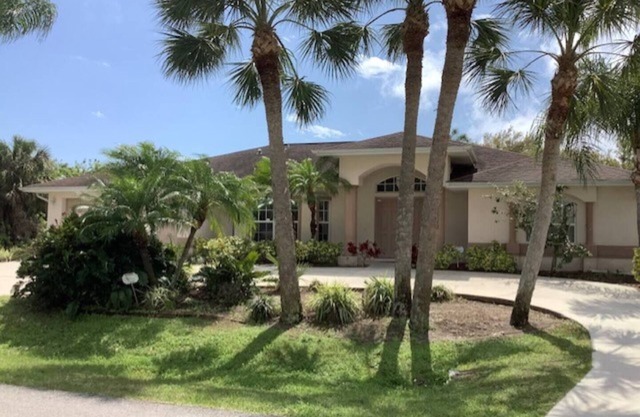 This house is a 3 bedroom(s), 2.5 bathrooms, located in Port Charlotte, FL.