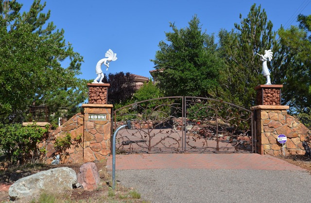This is an exclusive vineyard cottage, ready for a Romantic or relaxed getaway .