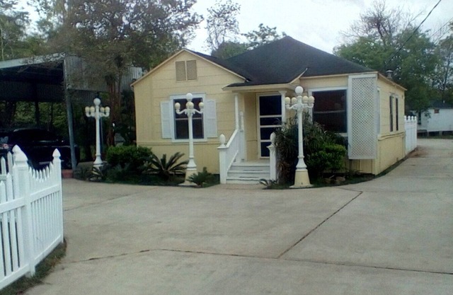 This location has it all for country comfort near the bay and beach!