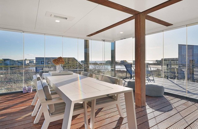 This luxurious, tastefully decorated villa has everything you need for a perfect holiday on the coast of Ouddorp.