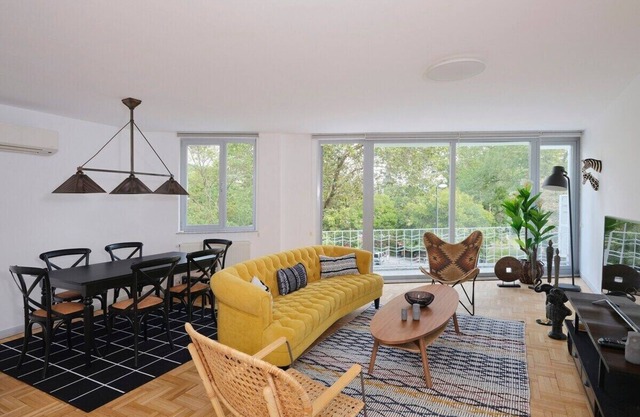 This modern bright gorgeous 2bedroom, 1bathroom spacious home is situated right across Bebek Park