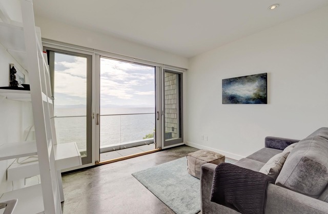 This property is sold. See Gibsons Ocean Getaway https:/www.vrbo.com/681977n