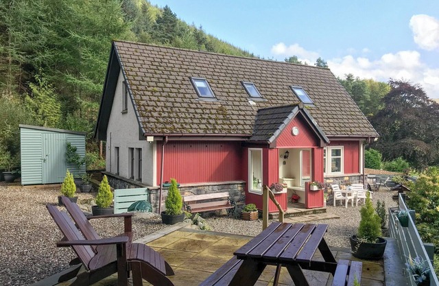 This property was formerly known as Loch View Cottage.