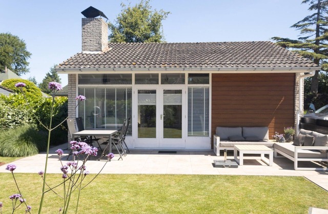 This romantic holiday home is located in the middle part of the quiet and green park Toekomst in the middle of the Kop van Goeree
