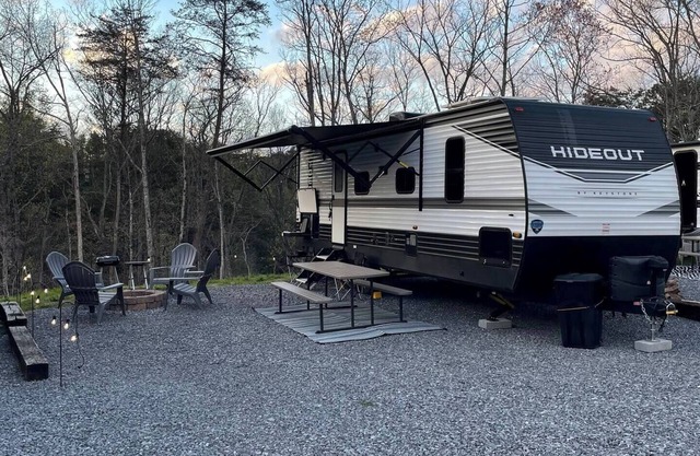 This rv is a 2 bedroom(s), 1 bathrooms, located in Sevierville, TN.