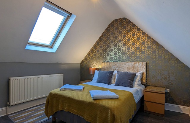 This serviced apartment is a 2 bedroom(s), 1 bathrooms, located in Birmingham, England.