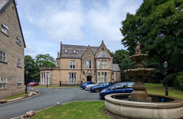 This serviced apartment is a 2 bedroom(s), 2 bathrooms, located in Salford, Greater Manchester.