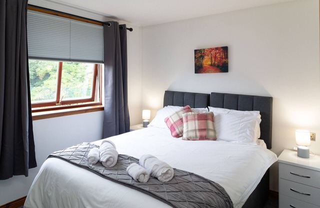 This stunning apartment is located in the heart of Dunfermline Town