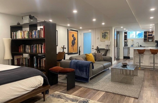 This unit is close to the subway and a short walk to the Ossington Ave strip.