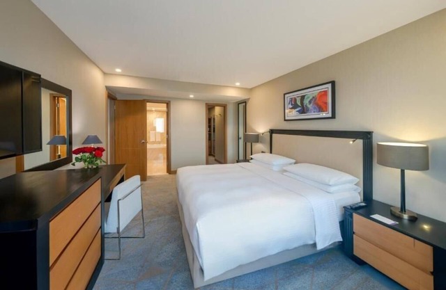 Three Bedroom Apartment Near Gold Souk By Luxury Bookings