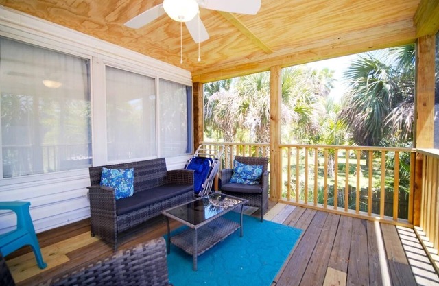 Three Little Birds! Porch + walk to the beach!
