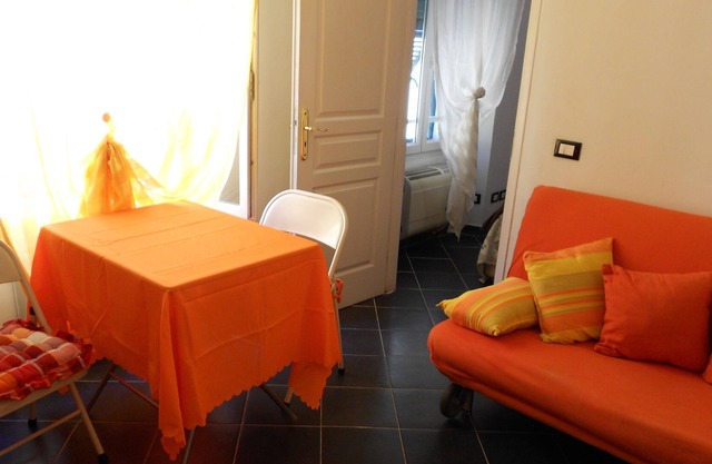 THREE-ROOM APARTMENT RESTORED IN ANCIENT PALAZZINA LIGURE FULL CENTER