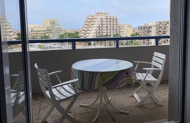 Three-room sleeps 6 Admiralty