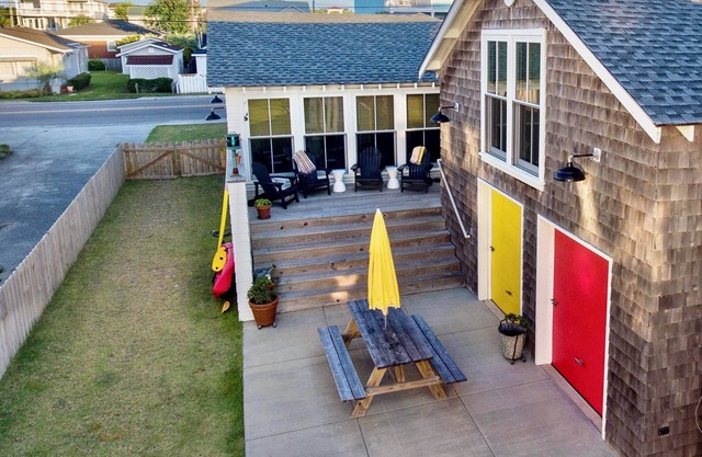 Three Sisters Cottage + Clubhouse + Ocean View + Yard + Great Location