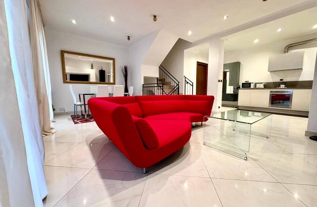 Three-story air-conditioned villa with private garden and parking space