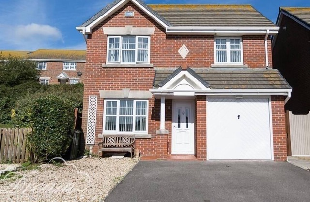 TIDES REACH, pet friendly, with a garden in Wyke Regis