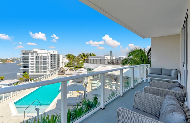 Tiffany Hazel: Rooftop Pool, Gym, & Walk to Beach