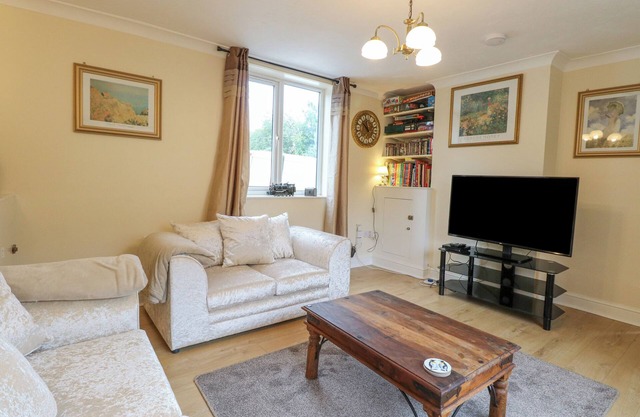 TIFFANY'S COTTAGE, pet friendly, with a garden in Gorleston-On-Sea