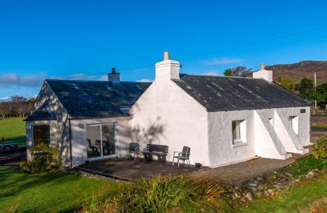 Tigh Grianach - a cottage that sleeps 6 guests in 3 bedrooms