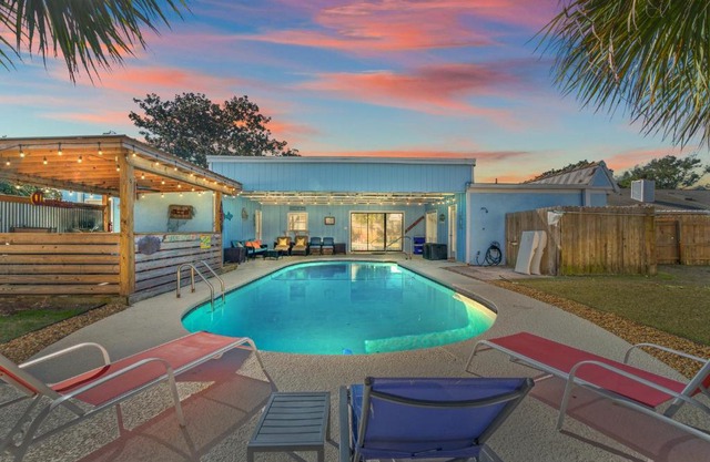 Tiki Hut - Private Pool Home, Game Room, 5 Min Drive 2 Beach, FREE Daily Activities