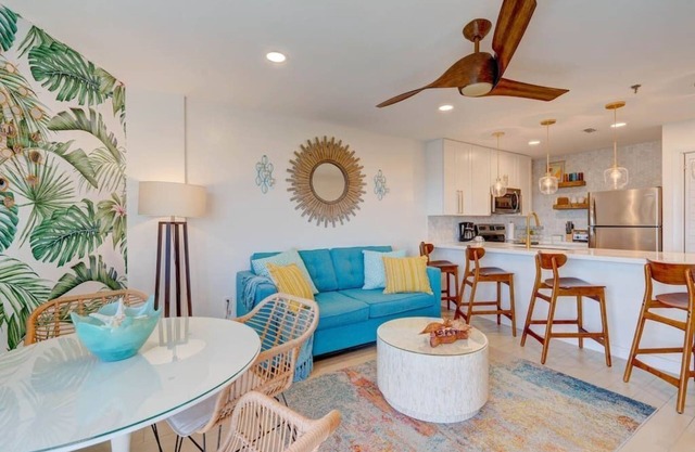 Tiki Time Top Floor King 1 BR 1BA