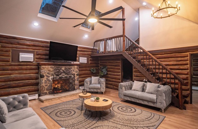 Timber Lodge: Hot Tub, Fireplace & Fun for All !