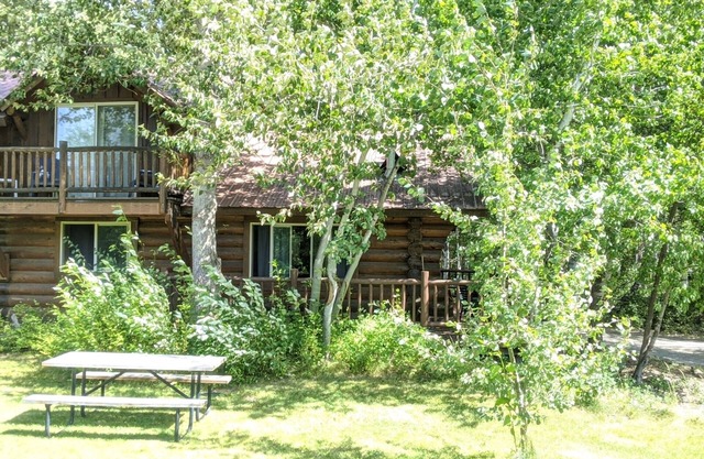 Timber Wolf Cabin: Two Bedroom